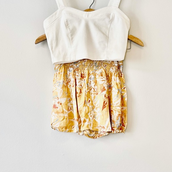 Summer Outfit Yellow Roxy Shorts & White Crop Top - Picture 5 of 12